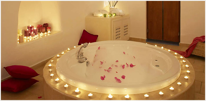 THE JACUZZI BATHTUB IN THE HONEYMOON SUITE ...