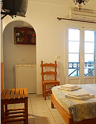 Delfini 1 in Santorini has rooms, studios & apartments for 2 to 4 persons