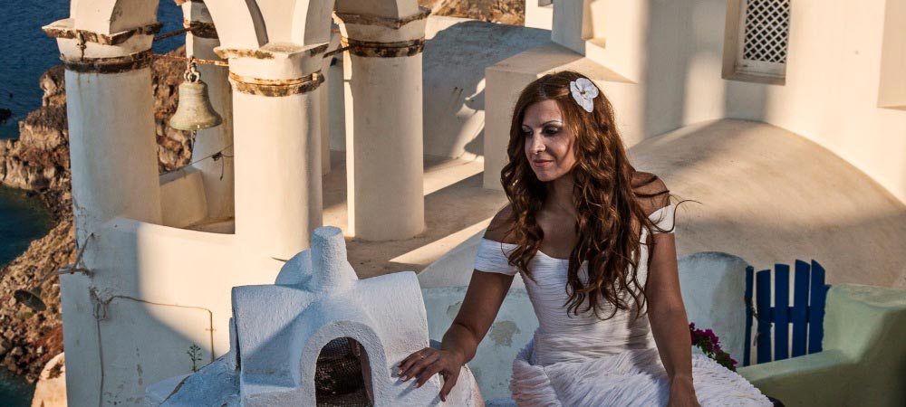 bride in santorini