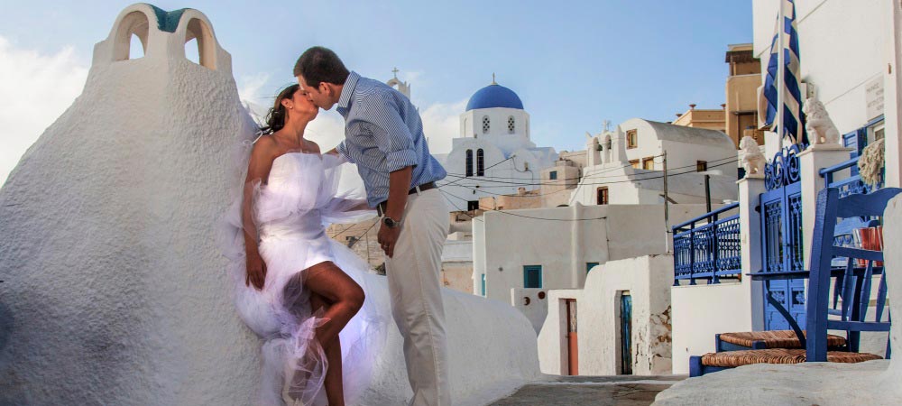 couple in santorini